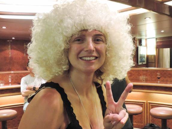 A Ana, feliz da vida, na nossa primeira festa da viagem, no trecho entre Buenos Aires e as Ilhas Malvinas